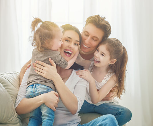 Vater und Mutter mit ihren beiden Töchtern