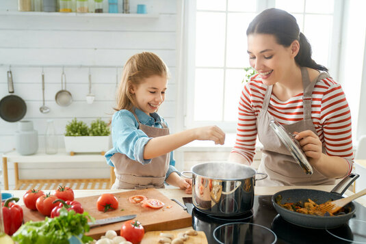 Mutter und Tochter kochen gemeinsam